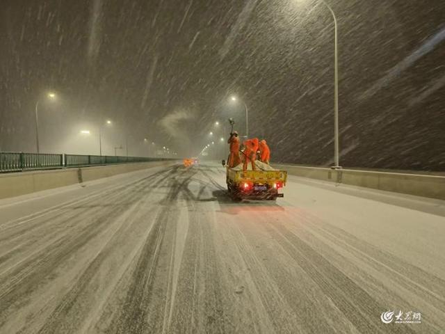  看山东吹雪车“硬核除雪” 确保养护作业人员、