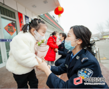 昌吉市开国路派出所民警后世在给妈妈们献花（图）